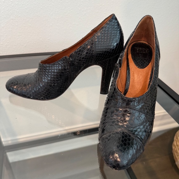 FRYE Ava Pump Snakeskin Black Ankle Boots w/side zip Size 10 - Picture 2 of 16